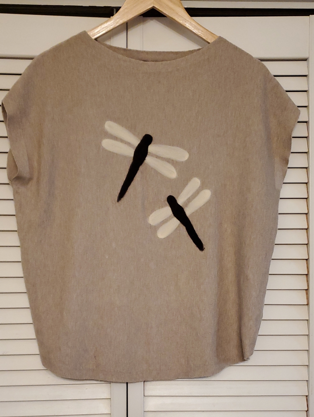 Aaeda Soft Neutral Dragonfly Sweater Top, Size Medium